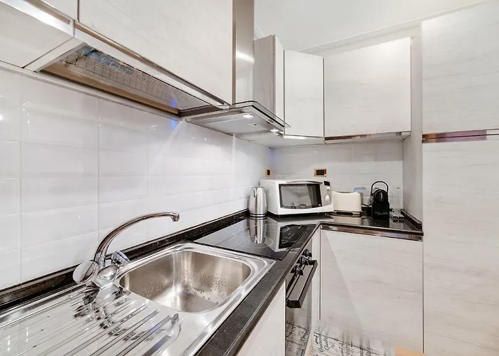 Apartment Peroni 8 Pax Brand New *